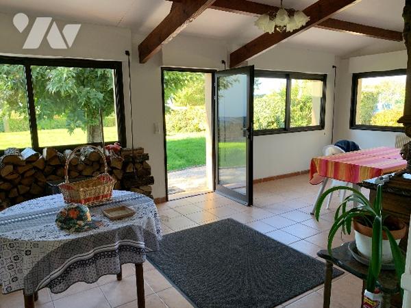 Proche commerces, maison avec jardin, 5 chambres dont une en rdc avec sde, un local indépendant.