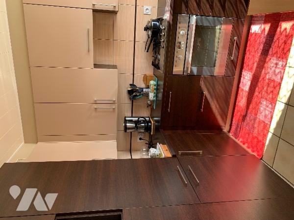 Proche commerces, maison avec jardin, 5 chambres dont une en rdc avec sde, un local indépendant.