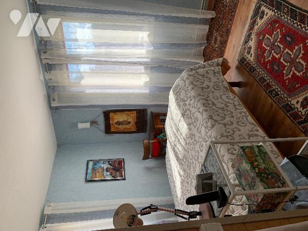 Proche commerces, maison avec jardin, 5 chambres dont une en rdc avec sde, un local indépendant.