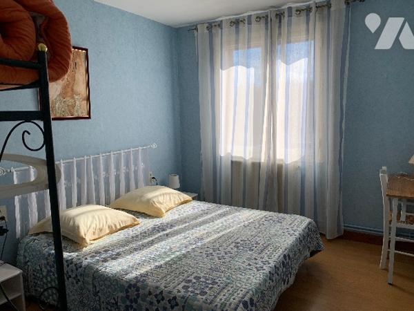 Proche commerces, maison avec jardin, 5 chambres dont une en rdc avec sde, un local indépendant.