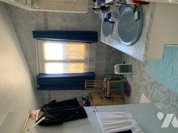 Proche commerces, maison avec jardin, 5 chambres dont une en rdc avec sde, un local indépendant.