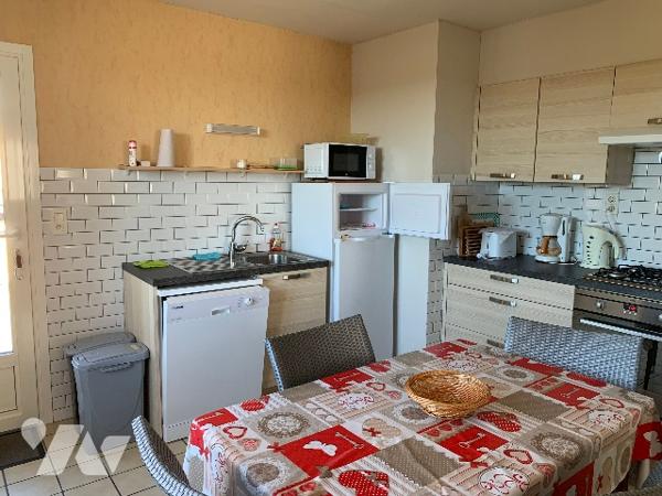 Proche commerces, maison avec jardin, 5 chambres dont une en rdc avec sde, un local indépendant.