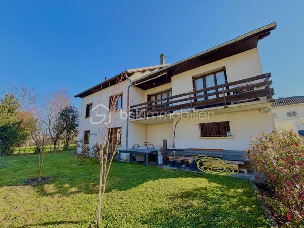 Située sur la commune de Belley, dans un environnement agréable, cette maison construite en 1977 développe une surface totale d’environ 177 m² habitables, répartie sur deux niveaux, le tout sur une parcelle de 762 m².
Elle offre une configuration idéale pour un projet familial avec revenu locatif, une résidence principale avec logement indépendant, ou encore la possibilité de réunir les deux niveaux pour créer une grande maison familiale. Cette maison est proche de toutes les commodités, écoles , commerces....

 Rez-de-chaussée – Appartement T3 d’environ 64 m²
Actuellement loué 650 € / mois, cet appartement constitue un véritable atout pour générer un revenu immédiat.
Il se compose de :
une cuisine semi-équipée
un séjour confortable
2 chambres
une salle d’eau
un jardin privatif de plus de 150 m²
un stationnement privatif
Le chauffage est assuré par radiateurs électriques complétés par un poêle à granulés, apportant confort et économies d’énergie.

 Étage – Appartement T5 d’environ 112 m²
Spacieux et lumineux, ce niveau est parfait pour une résidence principale.
Il comprend :
une cuisine  équipée
un grand espace de vie
4 chambres avec placards
une salle de bains
un balcon
un accès à un espace jardin / extérieur
Le chauffage est également assuré par électricité avec poêle à granulés pour un confort optimal.

 Extérieurs et annexes
Parcelle de 762 m²
Espaces verts agréables
Garage à recréer (simplement en retirant des cloisons existantes)
Possibilités de stationnement supplémentaires

 Informations complémentaires
Maison construite en 1977
DPE : C, une classification énergétique intéressante
Configuration idéale pour investisseurs, familles ou projet mixte habitation / location

 Un bien rare offrant plusieurs possibilités : conserver la rentabilité locative existante, habiter une partie et louer l’autre, ou réunir l’ensemble pour créer une grande maison familiale de 177 m².
À découvrir sans tarder ! Contactez-moi pour organiser une visite et apprécier tout le potentiel de cette maison.