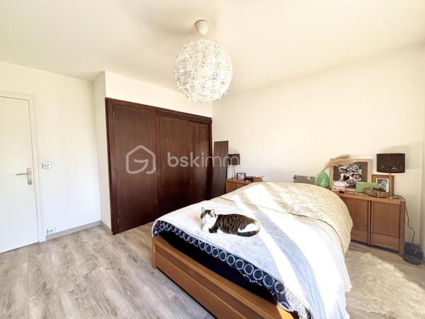 Située sur la commune de Belley, dans un environnement agréable, cette maison construite en 1977 développe une surface totale d’environ 177 m² habitables, répartie sur deux niveaux, le tout sur une parcelle de 762 m².
Elle offre une configuration idéale pour un projet familial avec revenu locatif, une résidence principale avec logement indépendant, ou encore la possibilité de réunir les deux niveaux pour créer une grande maison familiale. Cette maison est proche de toutes les commodités, écoles , commerces....

 Rez-de-chaussée – Appartement T3 d’environ 64 m²
Actuellement loué 650 € / mois, cet appartement constitue un véritable atout pour générer un revenu immédiat.
Il se compose de :
une cuisine semi-équipée
un séjour confortable
2 chambres
une salle d’eau
un jardin privatif de plus de 150 m²
un stationnement privatif
Le chauffage est assuré par radiateurs électriques complétés par un poêle à granulés, apportant confort et économies d’énergie.

 Étage – Appartement T5 d’environ 112 m²
Spacieux et lumineux, ce niveau est parfait pour une résidence principale.
Il comprend :
une cuisine  équipée
un grand espace de vie
4 chambres avec placards
une salle de bains
un balcon
un accès à un espace jardin / extérieur
Le chauffage est également assuré par électricité avec poêle à granulés pour un confort optimal.

 Extérieurs et annexes
Parcelle de 762 m²
Espaces verts agréables
Garage à recréer (simplement en retirant des cloisons existantes)
Possibilités de stationnement supplémentaires

 Informations complémentaires
Maison construite en 1977
DPE : C, une classification énergétique intéressante
Configuration idéale pour investisseurs, familles ou projet mixte habitation / location

 Un bien rare offrant plusieurs possibilités : conserver la rentabilité locative existante, habiter une partie et louer l’autre, ou réunir l’ensemble pour créer une grande maison familiale de 177 m².
À découvrir sans tarder ! Contactez-moi pour organiser une visite et apprécier tout le potentiel de cette maison.