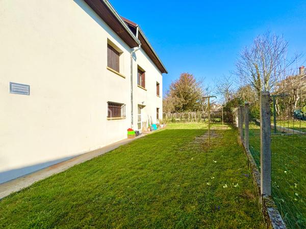 Située sur la commune de Belley, dans un environnement agréable, cette maison construite en 1977 développe une surface totale d’environ 177 m² habitables, répartie sur deux niveaux, le tout sur une parcelle de 762 m².
Elle offre une configuration idéale pour un projet familial avec revenu locatif, une résidence principale avec logement indépendant, ou encore la possibilité de réunir les deux niveaux pour créer une grande maison familiale. Cette maison est proche de toutes les commodités, écoles , commerces....

 Rez-de-chaussée – Appartement T3 d’environ 64 m²
Actuellement loué 650 € / mois, cet appartement constitue un véritable atout pour générer un revenu immédiat.
Il se compose de :
une cuisine semi-équipée
un séjour confortable
2 chambres
une salle d’eau
un jardin privatif de plus de 150 m²
un stationnement privatif
Le chauffage est assuré par radiateurs électriques complétés par un poêle à granulés, apportant confort et économies d’énergie.

 Étage – Appartement T5 d’environ 112 m²
Spacieux et lumineux, ce niveau est parfait pour une résidence principale.
Il comprend :
une cuisine  équipée
un grand espace de vie
4 chambres avec placards
une salle de bains
un balcon
un accès à un espace jardin / extérieur
Le chauffage est également assuré par électricité avec poêle à granulés pour un confort optimal.

 Extérieurs et annexes
Parcelle de 762 m²
Espaces verts agréables
Garage à recréer (simplement en retirant des cloisons existantes)
Possibilités de stationnement supplémentaires

 Informations complémentaires
Maison construite en 1977
DPE : C, une classification énergétique intéressante
Configuration idéale pour investisseurs, familles ou projet mixte habitation / location

 Un bien rare offrant plusieurs possibilités : conserver la rentabilité locative existante, habiter une partie et louer l’autre, ou réunir l’ensemble pour créer une grande maison familiale de 177 m².
À découvrir sans tarder ! Contactez-moi pour organiser une visite et apprécier tout le potentiel de cette maison.