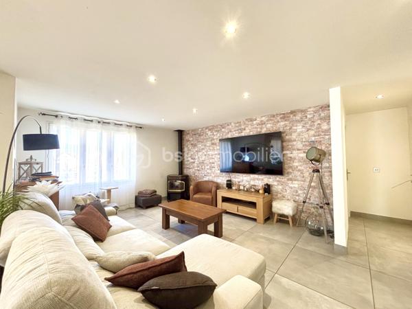 Située sur la commune de Belley, dans un environnement agréable, cette maison construite en 1977 développe une surface totale d’environ 177 m² habitables, répartie sur deux niveaux, le tout sur une parcelle de 762 m².
Elle offre une configuration idéale pour un projet familial avec revenu locatif, une résidence principale avec logement indépendant, ou encore la possibilité de réunir les deux niveaux pour créer une grande maison familiale. Cette maison est proche de toutes les commodités, écoles , commerces....

 Rez-de-chaussée – Appartement T3 d’environ 64 m²
Actuellement loué 650 € / mois, cet appartement constitue un véritable atout pour générer un revenu immédiat.
Il se compose de :
une cuisine semi-équipée
un séjour confortable
2 chambres
une salle d’eau
un jardin privatif de plus de 150 m²
un stationnement privatif
Le chauffage est assuré par radiateurs électriques complétés par un poêle à granulés, apportant confort et économies d’énergie.

 Étage – Appartement T5 d’environ 112 m²
Spacieux et lumineux, ce niveau est parfait pour une résidence principale.
Il comprend :
une cuisine  équipée
un grand espace de vie
4 chambres avec placards
une salle de bains
un balcon
un accès à un espace jardin / extérieur
Le chauffage est également assuré par électricité avec poêle à granulés pour un confort optimal.

 Extérieurs et annexes
Parcelle de 762 m²
Espaces verts agréables
Garage à recréer (simplement en retirant des cloisons existantes)
Possibilités de stationnement supplémentaires

 Informations complémentaires
Maison construite en 1977
DPE : C, une classification énergétique intéressante
Configuration idéale pour investisseurs, familles ou projet mixte habitation / location

 Un bien rare offrant plusieurs possibilités : conserver la rentabilité locative existante, habiter une partie et louer l’autre, ou réunir l’ensemble pour créer une grande maison familiale de 177 m².
À découvrir sans tarder ! Contactez-moi pour organiser une visite et apprécier tout le potentiel de cette maison.
