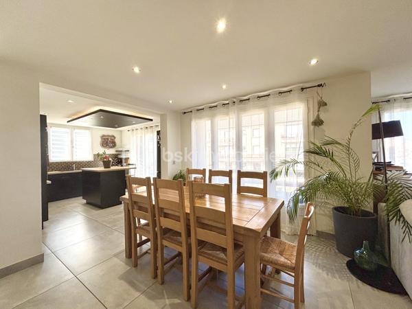 Située sur la commune de Belley, dans un environnement agréable, cette maison construite en 1977 développe une surface totale d’environ 177 m² habitables, répartie sur deux niveaux, le tout sur une parcelle de 762 m².
Elle offre une configuration idéale pour un projet familial avec revenu locatif, une résidence principale avec logement indépendant, ou encore la possibilité de réunir les deux niveaux pour créer une grande maison familiale. Cette maison est proche de toutes les commodités, écoles , commerces....

 Rez-de-chaussée – Appartement T3 d’environ 64 m²
Actuellement loué 650 € / mois, cet appartement constitue un véritable atout pour générer un revenu immédiat.
Il se compose de :
une cuisine semi-équipée
un séjour confortable
2 chambres
une salle d’eau
un jardin privatif de plus de 150 m²
un stationnement privatif
Le chauffage est assuré par radiateurs électriques complétés par un poêle à granulés, apportant confort et économies d’énergie.

 Étage – Appartement T5 d’environ 112 m²
Spacieux et lumineux, ce niveau est parfait pour une résidence principale.
Il comprend :
une cuisine  équipée
un grand espace de vie
4 chambres avec placards
une salle de bains
un balcon
un accès à un espace jardin / extérieur
Le chauffage est également assuré par électricité avec poêle à granulés pour un confort optimal.

 Extérieurs et annexes
Parcelle de 762 m²
Espaces verts agréables
Garage à recréer (simplement en retirant des cloisons existantes)
Possibilités de stationnement supplémentaires

 Informations complémentaires
Maison construite en 1977
DPE : C, une classification énergétique intéressante
Configuration idéale pour investisseurs, familles ou projet mixte habitation / location

 Un bien rare offrant plusieurs possibilités : conserver la rentabilité locative existante, habiter une partie et louer l’autre, ou réunir l’ensemble pour créer une grande maison familiale de 177 m².
À découvrir sans tarder ! Contactez-moi pour organiser une visite et apprécier tout le potentiel de cette maison.