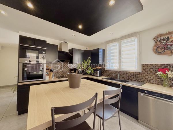 Située sur la commune de Belley, dans un environnement agréable, cette maison construite en 1977 développe une surface totale d’environ 177 m² habitables, répartie sur deux niveaux, le tout sur une parcelle de 762 m².
Elle offre une configuration idéale pour un projet familial avec revenu locatif, une résidence principale avec logement indépendant, ou encore la possibilité de réunir les deux niveaux pour créer une grande maison familiale. Cette maison est proche de toutes les commodités, écoles , commerces....

 Rez-de-chaussée – Appartement T3 d’environ 64 m²
Actuellement loué 650 € / mois, cet appartement constitue un véritable atout pour générer un revenu immédiat.
Il se compose de :
une cuisine semi-équipée
un séjour confortable
2 chambres
une salle d’eau
un jardin privatif de plus de 150 m²
un stationnement privatif
Le chauffage est assuré par radiateurs électriques complétés par un poêle à granulés, apportant confort et économies d’énergie.

 Étage – Appartement T5 d’environ 112 m²
Spacieux et lumineux, ce niveau est parfait pour une résidence principale.
Il comprend :
une cuisine  équipée
un grand espace de vie
4 chambres avec placards
une salle de bains
un balcon
un accès à un espace jardin / extérieur
Le chauffage est également assuré par électricité avec poêle à granulés pour un confort optimal.

 Extérieurs et annexes
Parcelle de 762 m²
Espaces verts agréables
Garage à recréer (simplement en retirant des cloisons existantes)
Possibilités de stationnement supplémentaires

 Informations complémentaires
Maison construite en 1977
DPE : C, une classification énergétique intéressante
Configuration idéale pour investisseurs, familles ou projet mixte habitation / location

 Un bien rare offrant plusieurs possibilités : conserver la rentabilité locative existante, habiter une partie et louer l’autre, ou réunir l’ensemble pour créer une grande maison familiale de 177 m².
À découvrir sans tarder ! Contactez-moi pour organiser une visite et apprécier tout le potentiel de cette maison.