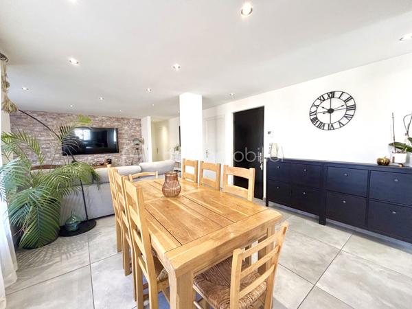 Située sur la commune de Belley, dans un environnement agréable, cette maison construite en 1977 développe une surface totale d’environ 177 m² habitables, répartie sur deux niveaux, le tout sur une parcelle de 762 m².
Elle offre une configuration idéale pour un projet familial avec revenu locatif, une résidence principale avec logement indépendant, ou encore la possibilité de réunir les deux niveaux pour créer une grande maison familiale. Cette maison est proche de toutes les commodités, écoles , commerces....

 Rez-de-chaussée – Appartement T3 d’environ 64 m²
Actuellement loué 650 € / mois, cet appartement constitue un véritable atout pour générer un revenu immédiat.
Il se compose de :
une cuisine semi-équipée
un séjour confortable
2 chambres
une salle d’eau
un jardin privatif de plus de 150 m²
un stationnement privatif
Le chauffage est assuré par radiateurs électriques complétés par un poêle à granulés, apportant confort et économies d’énergie.

 Étage – Appartement T5 d’environ 112 m²
Spacieux et lumineux, ce niveau est parfait pour une résidence principale.
Il comprend :
une cuisine  équipée
un grand espace de vie
4 chambres avec placards
une salle de bains
un balcon
un accès à un espace jardin / extérieur
Le chauffage est également assuré par électricité avec poêle à granulés pour un confort optimal.

 Extérieurs et annexes
Parcelle de 762 m²
Espaces verts agréables
Garage à recréer (simplement en retirant des cloisons existantes)
Possibilités de stationnement supplémentaires

 Informations complémentaires
Maison construite en 1977
DPE : C, une classification énergétique intéressante
Configuration idéale pour investisseurs, familles ou projet mixte habitation / location

 Un bien rare offrant plusieurs possibilités : conserver la rentabilité locative existante, habiter une partie et louer l’autre, ou réunir l’ensemble pour créer une grande maison familiale de 177 m².
À découvrir sans tarder ! Contactez-moi pour organiser une visite et apprécier tout le potentiel de cette maison.