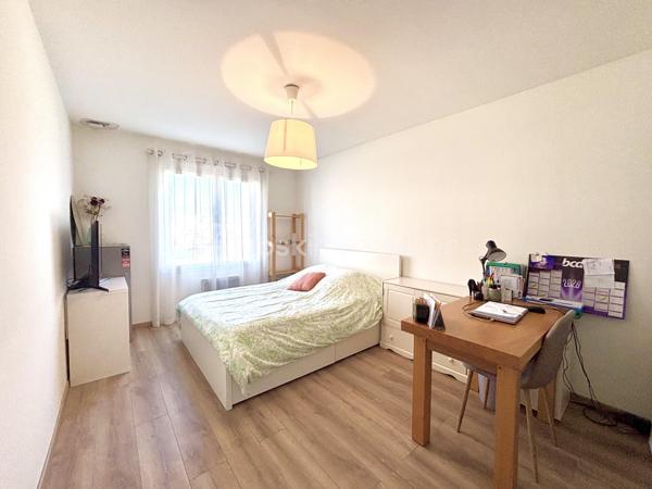 Située sur la commune de Belley, dans un environnement agréable, cette maison construite en 1977 développe une surface totale d’environ 177 m² habitables, répartie sur deux niveaux, le tout sur une parcelle de 762 m².
Elle offre une configuration idéale pour un projet familial avec revenu locatif, une résidence principale avec logement indépendant, ou encore la possibilité de réunir les deux niveaux pour créer une grande maison familiale. Cette maison est proche de toutes les commodités, écoles , commerces....

 Rez-de-chaussée – Appartement T3 d’environ 64 m²
Actuellement loué 650 € / mois, cet appartement constitue un véritable atout pour générer un revenu immédiat.
Il se compose de :
une cuisine semi-équipée
un séjour confortable
2 chambres
une salle d’eau
un jardin privatif de plus de 150 m²
un stationnement privatif
Le chauffage est assuré par radiateurs électriques complétés par un poêle à granulés, apportant confort et économies d’énergie.

 Étage – Appartement T5 d’environ 112 m²
Spacieux et lumineux, ce niveau est parfait pour une résidence principale.
Il comprend :
une cuisine  équipée
un grand espace de vie
4 chambres avec placards
une salle de bains
un balcon
un accès à un espace jardin / extérieur
Le chauffage est également assuré par électricité avec poêle à granulés pour un confort optimal.

 Extérieurs et annexes
Parcelle de 762 m²
Espaces verts agréables
Garage à recréer (simplement en retirant des cloisons existantes)
Possibilités de stationnement supplémentaires

 Informations complémentaires
Maison construite en 1977
DPE : C, une classification énergétique intéressante
Configuration idéale pour investisseurs, familles ou projet mixte habitation / location

 Un bien rare offrant plusieurs possibilités : conserver la rentabilité locative existante, habiter une partie et louer l’autre, ou réunir l’ensemble pour créer une grande maison familiale de 177 m².
À découvrir sans tarder ! Contactez-moi pour organiser une visite et apprécier tout le potentiel de cette maison.