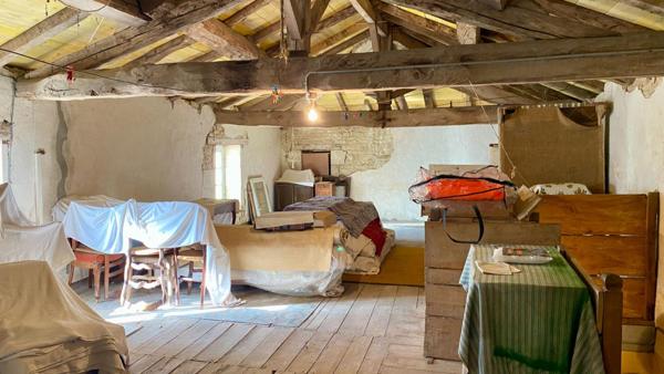 Maison en pierre  avec rivière ,Piscine, Terrain 7 000 m², Lezay (79)