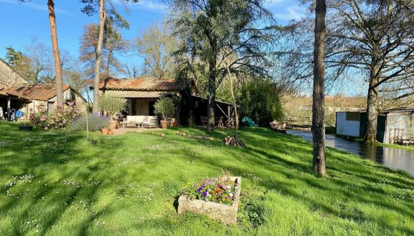 Maison en pierre  avec rivière ,Piscine, Terrain 7 000 m², Lezay (79)