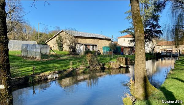 Maison en pierre  avec rivière ,Piscine, Terrain 7 000 m², Lezay (79)