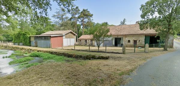 Maison en pierre  avec rivière ,Piscine, Terrain 7 000 m², Lezay (79)