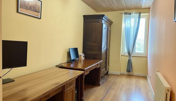 Maison en pierre  avec rivière ,Piscine, Terrain 7 000 m², Lezay (79)