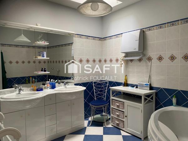 Maison Plain Pied + double garage sur terrain clos