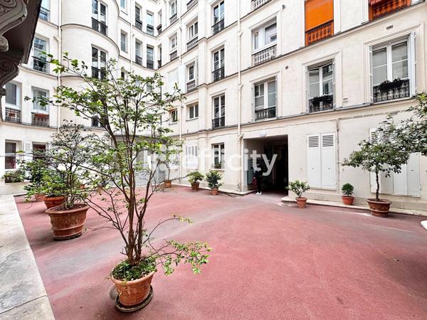 Appartement
         2 pièces
        - 30 m² Exclusivité 332 000 € *