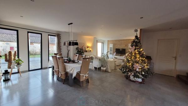 Maison rénovée avec dépendances et logement indépendant – LE FLEIX (campagne).