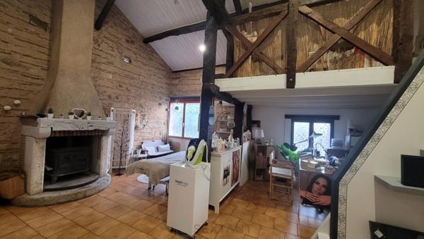 Maison rénovée avec dépendances et logement indépendant – LE FLEIX (campagne).