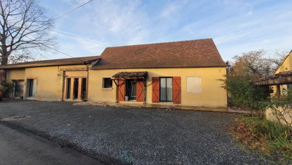 Maison rénovée avec dépendances et logement indépendant – LE FLEIX (campagne).