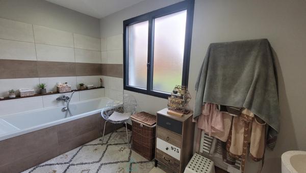 Maison rénovée avec dépendances et logement indépendant – LE FLEIX (campagne).