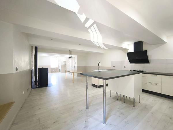 Maison rénovée avec garage et vue dégagée à vendre au coeur du village historique de Saissac