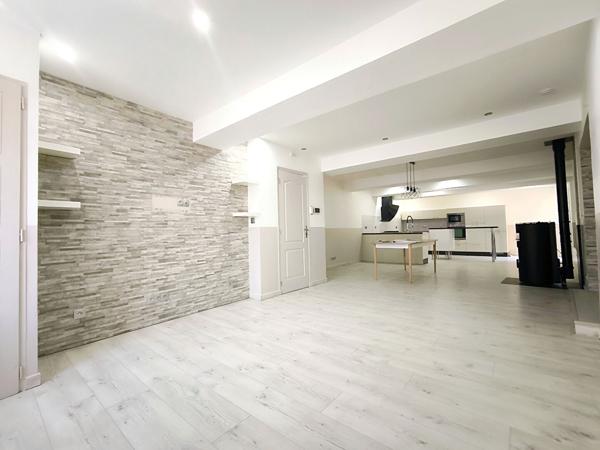 Maison rénovée avec garage et vue dégagée à vendre au coeur du village historique de Saissac