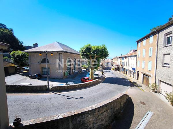 Maison rénovée avec garage et vue dégagée à vendre au coeur du village historique de Saissac