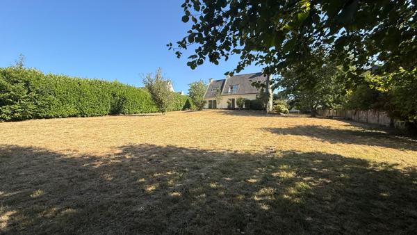 Maison familiale en centre de Pluvigner avec 4 chambres et terrain constructible de 2 250 m²
