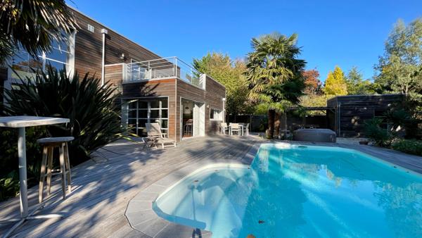 À Saint-Avertin, une demeure où la nature devient écrin.