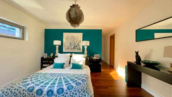 À Saint-Avertin, une demeure où la nature devient écrin.