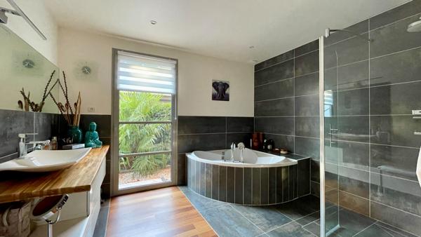 À Saint-Avertin, une demeure où la nature devient écrin.