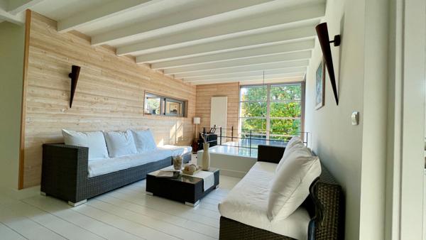 À Saint-Avertin, une demeure où la nature devient écrin.