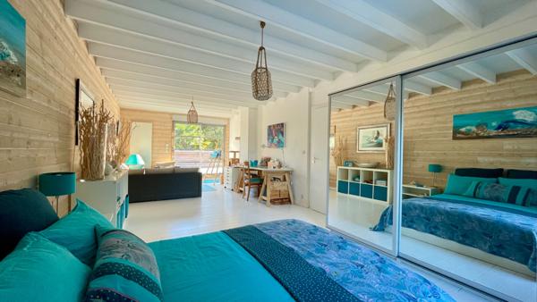 À Saint-Avertin, une demeure où la nature devient écrin.