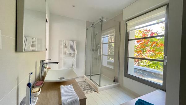 À Saint-Avertin, une demeure où la nature devient écrin.