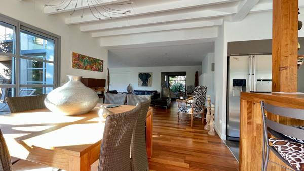 À Saint-Avertin, une demeure où la nature devient écrin.