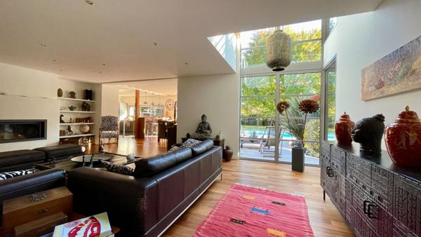 À Saint-Avertin, une demeure où la nature devient écrin.