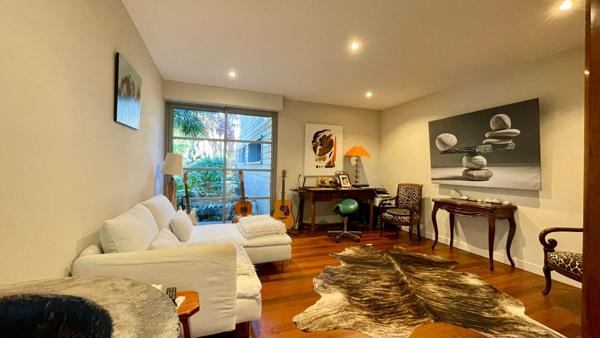 À Saint-Avertin, une demeure où la nature devient écrin.