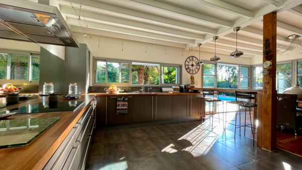 À Saint-Avertin, une demeure où la nature devient écrin.