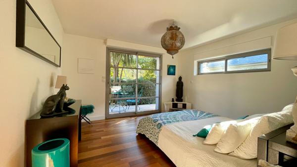 À Saint-Avertin, une demeure où la nature devient écrin.