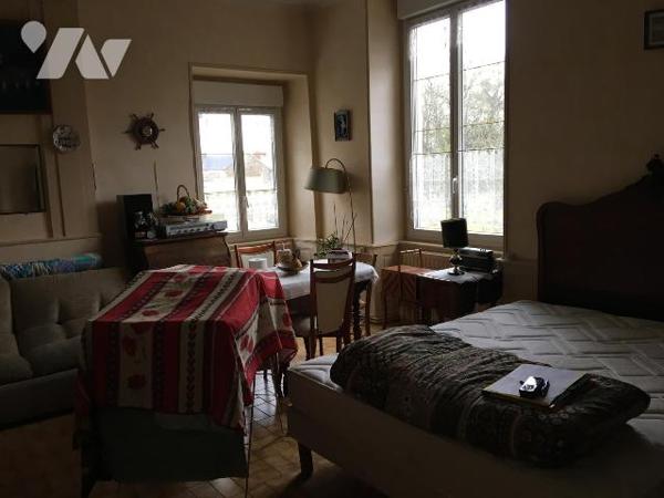 Située face au Château du Lude, cette maison d' une surface habitable d'environ 186 m² répartie...