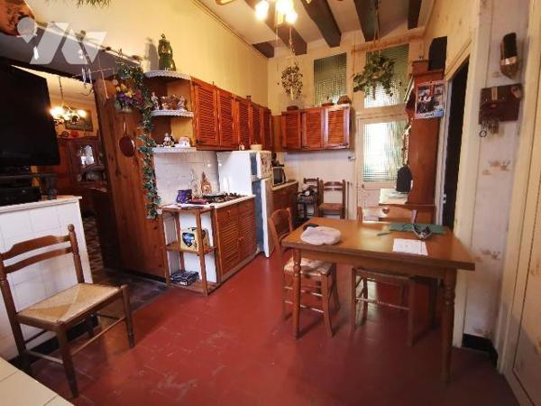 Située face au Château du Lude, cette maison d' une surface habitable d'environ 186 m² répartie...