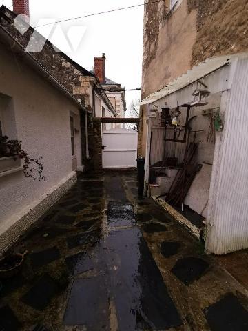 Située face au Château du Lude, cette maison d' une surface habitable d'environ 186 m² répartie...