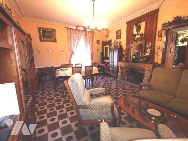 Située face au Château du Lude, cette maison d' une surface habitable d'environ 186 m² répartie...