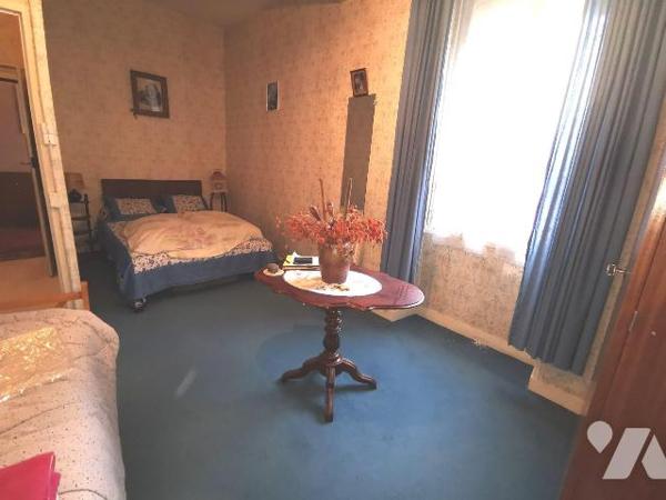 Située face au Château du Lude, cette maison d' une surface habitable d'environ 186 m² répartie...