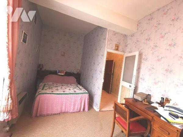 Située face au Château du Lude, cette maison d' une surface habitable d'environ 186 m² répartie...