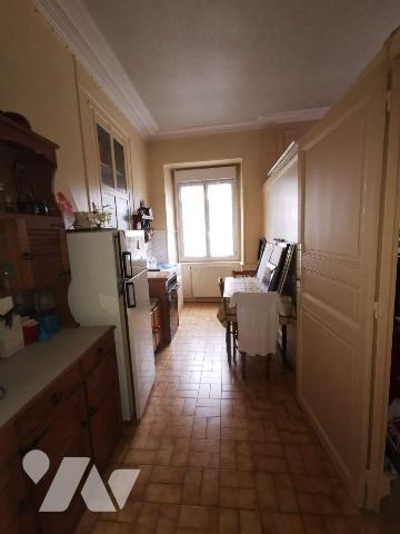 Située face au Château du Lude, cette maison d' une surface habitable d'environ 186 m² répartie...