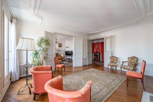 Appartement
         5 pièces
        - 120 m² Bien prestige 1 689 000 € *