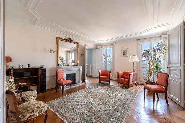 Appartement
         5 pièces
        - 120 m² Bien prestige 1 689 000 € *