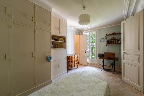 Appartement
         5 pièces
        - 120 m² Bien prestige 1 689 000 € *